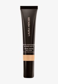 Laura Mercier fargetilpasset fuktighetskrem i en svart tube med matt finish. Har fet tekst og en beige seksjon som angir SPF 30 for solbeskyttelse.