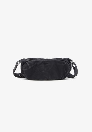 Zwarte stoffen tas met een ronde vorm, voorzien van een ritsluiting en een verstelbare strap. Textuur met een subtiele glans en logodetail.
