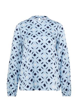 Lichtblauw lange mouwen blouse van soepel materiaal, met een geometrisch patroon in navy en wit, voorzien van een hoge hals en een knoopsluiting aan de achterkant.