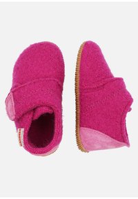 Chaussons en feutre de couleur rose vif avec une sangle en velcro, semelle en caoutchouc et accents en suède rose clair. Texture douce et design à bout rond.