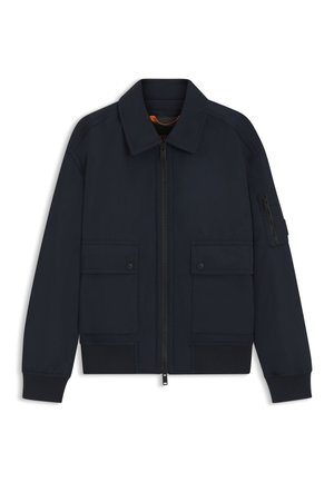 Tumesinine bomberjakk esiluku, kahe klambriga tasku, soonikkoes mansettide ja äärega ning vasakul varrukal lukuga taskuga.