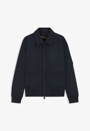 Laivastonsininen bomber-takki, jossa edessä vetoketju, kaksi nepparikiinnitteistä taskua, resorit hihansuissa ja helmassa sekä vasemmassa hihassa vetoketjullinen tasku.