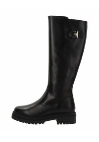 Bottes noires en cuir hautes avec un bout arrondi, une surface texturée et une boucle sur le côté. Semelle en caoutchouc épaisse avec un motif de crans pour l'adhérence.
