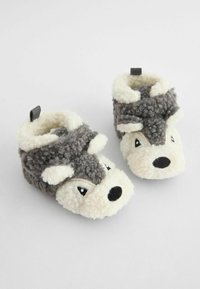 Bonnets pour bébés en polaire grise et blanche en forme de chien, avec des oreilles arrondies, des yeux brodés et une texture douce. Comprend une boucle pour un enfilage facile.