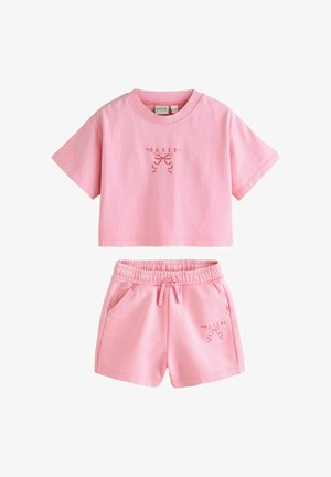 Pinkes zweiteiliges Outfit mit einem kurz geschnittenen kurzärmligen Oberteil und Shorts mit elastischem Bund, beide mit kleinem roten "Baker" Schriftzug und Schleifendesign.