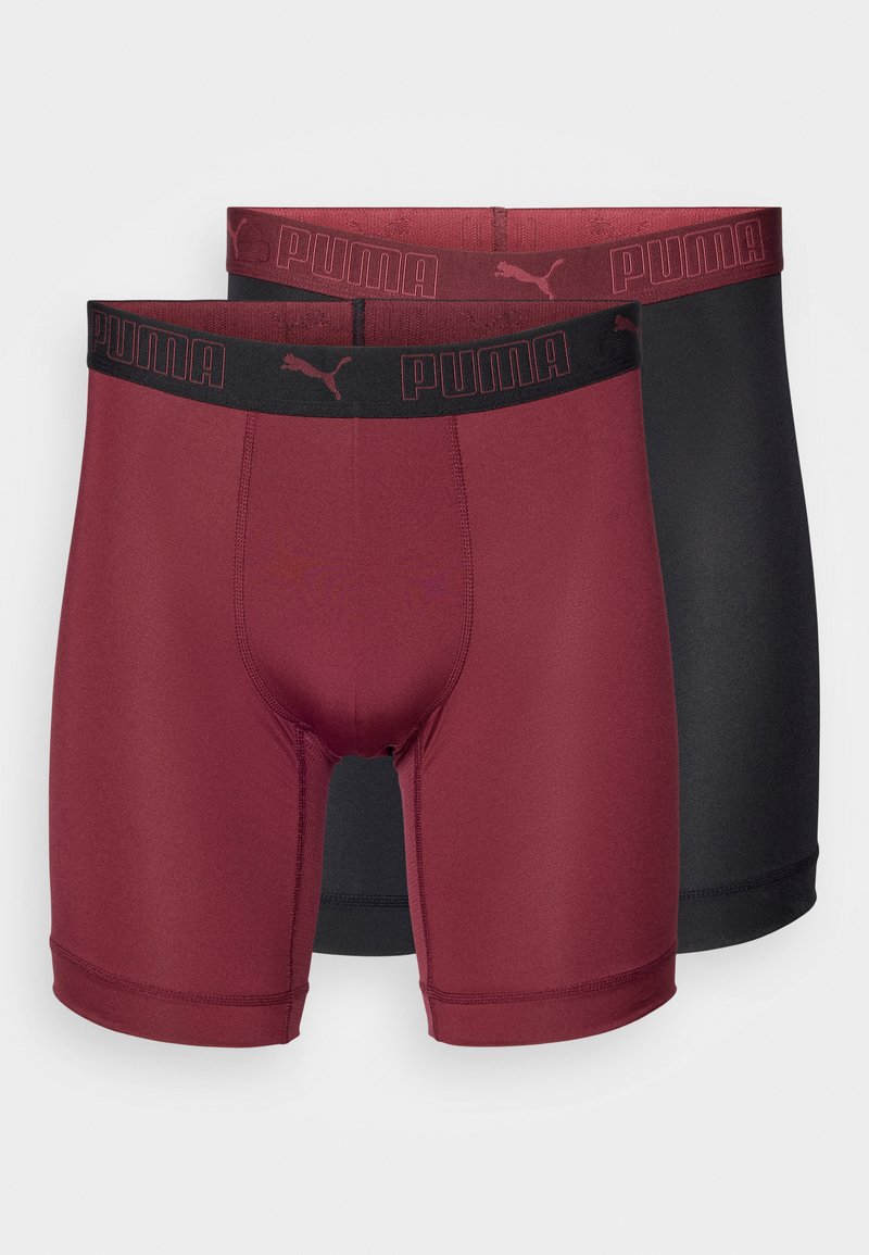 Két pár férfi boxer alsónadrág: az egyik sötét burgundi színű, a másik fekete, mindkettő fekete Puma logóval ellátott derékpánttal és sima, rugalmas anyagból készült.