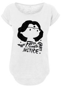 Hvit T-skjorte med rund hals og oppbrettede korte ermer. Inneholder en svart grafikk av en kvinnes silhuett med teksten "Fierce strength Grace Justice."