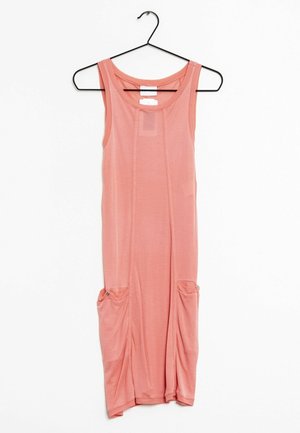 Abito senza maniche di colore rosa con scollatura rotonda, leggermente drappeggiato sui lati, e due tasche frontali con accenti metallici, realizzato in tessuto morbido.