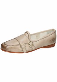 Mocassino in pelle beige con doppi fibbie, punta arrotondata, lucentezza sottile e cucitura a contrasto. Texture liscia, profilo basso e suola simile al legno.