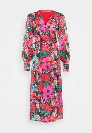 Robe longue portefeuille fleurie avec manches longues bouffantes, motifs floraux rouges, roses, verts et bleus vifs, et ceinture en tissu assortie à la taille.