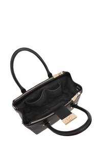 Zwarte leren handtas met twee ronde handvatten, gouden hardware, ritssluiting en een met stof gevoerd interieur met drie insteekvakken.