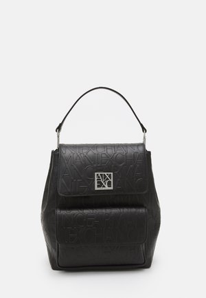 Sac à dos en cuir noir avec texte embossé "Armani Exchange", rabat frontal, plaque logo carrée argentée et une sangle unique à poignée supérieure.