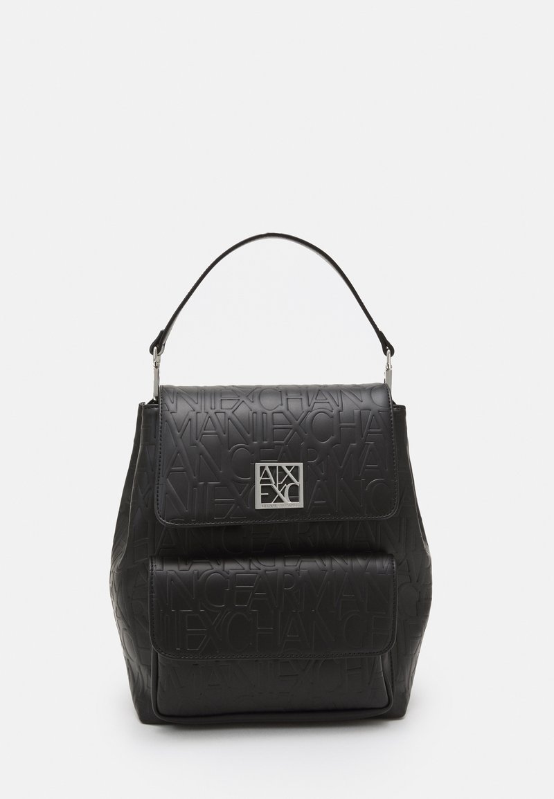 Sac à dos en cuir noir avec texte embossé "Armani Exchange", rabat frontal, plaque logo carrée argentée et une sangle unique à poignée supérieure.