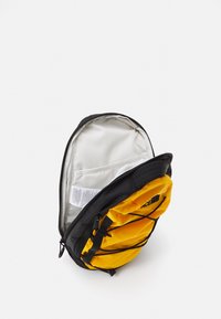 The North Face BOREALIS SLING - Hátizsák - summit gold/black