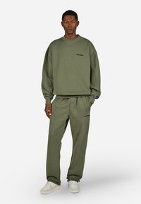 Pegador LOGO - Felpa - washed faded olive black