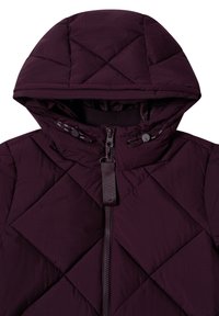 Giacca puffer trapuntata di un profondo viola con cappuccio, dotata di chiusura frontale con zip, cordini regolabili e un tessuto testurizzato.