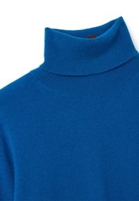 Maglione a collo alto blu realizzato in un tessuto a maglia testurizzato. Presenta un collo alto a coste e una finitura liscia, ideale per essere indossato a strati.