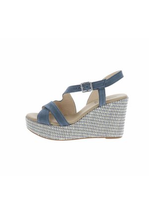 Sandalia cuña de ante azul con correa de hebilla en el tobillo y suela plataforma tejida con textura.