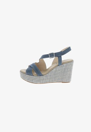 Sandalia cuña de ante azul con correa de hebilla en el tobillo y suela plataforma tejida con textura.