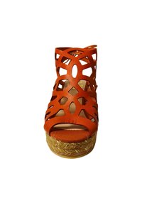 Sandali arancioni a cuneo realizzati in pelle traforata, con suola in juta texturizzata e design open toe.