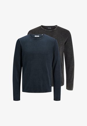 Zwei langärmlige Rundhalshemden in ausgewaschenem Schwarz und Dunkelmarine, geschichtet mit minimalen Nähten und weicher Stoffstruktur.