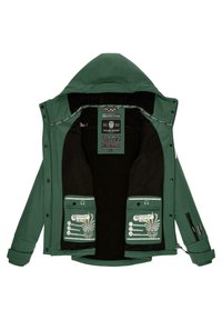 Žalias vandeniui atsparus švarkas su gobtuvu, turintis juodą flisą, dvi dideles vidines kišenes ir įvairius etiketes bei logotipus viduje.