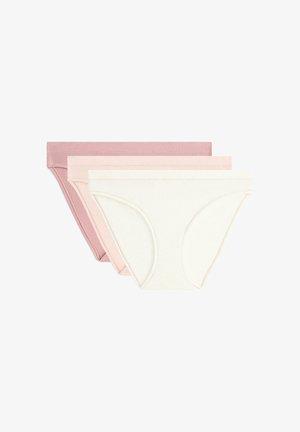 Trei chiloți de damă în stil bikini cu nervuri, în alb, roz deschis și lavandă, suprapuse și așezate pe un fundal alb.