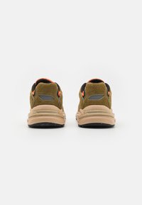 ARKK Copenhagen GRAVITY UNISEX - Sportbačiai - bright orange/army