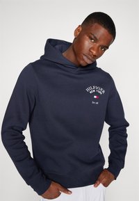 Tommy Hilfiger ARCHED VARSITY HOODY - Felpa - desert sky