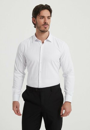 EN SLIM FIT - Chemise classique - blanc