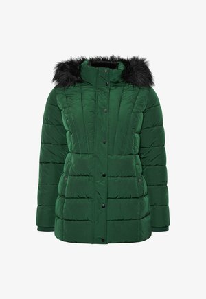 Groene gewatteerde jas met een rits en drukknoopsluiting, voorzien van een zwarte nepbontcapuchon en horizontale stiksels over het lichaam.