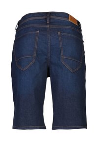 Shorts en denim bleu foncé avec une coupe droite, coutures visibles et deux poches arrière. Comprend une étiquette en cuir marron sur la ceinture.