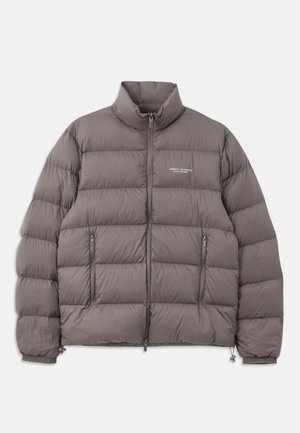 Graue gepolsterte Jacke mit hohem Kragen, frontalem Reißverschluss und zwei seitlichen Reißverschlusstaschen. Glatte Textur mit gesteppter Musterung und Logo-Details.