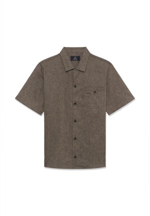 Camisa marrón de manga corta con textura, con botones, cuello y un bolsillo en el pecho con un solo botón.