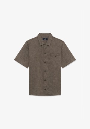 Camisa marrón de manga corta con textura, con botones, cuello y un bolsillo en el pecho con un solo botón.