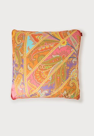 Cuscino decorativo quadrato con motivo paisley vivace in arancione, rosa, viola, verde e blu su sfondo chiaro.