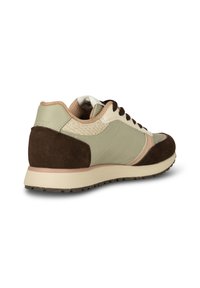 Sneakers verdi e marroni realizzati in pelle scamosciata e materiali sintetici. Presentano un motivo testurizzato sul lato e una suola imbottita e sagomata.