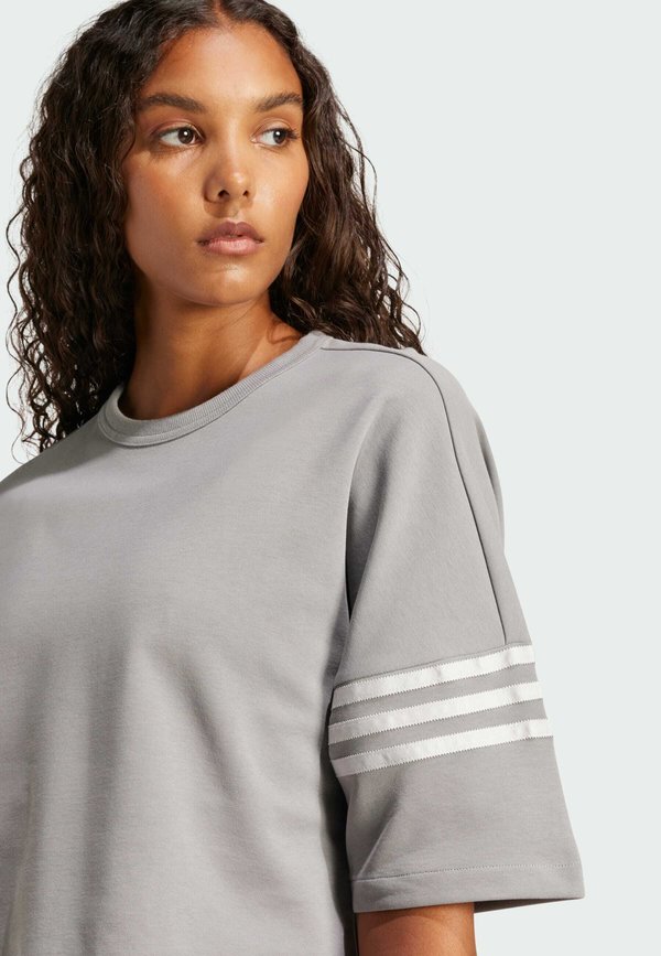 NEUCLASSICS TEE - Print T-shirt2