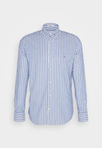 Chemise à manches longues à rayures verticales bleues et blanches, avec un col boutonné et une petite poche poitrine sur le côté gauche.