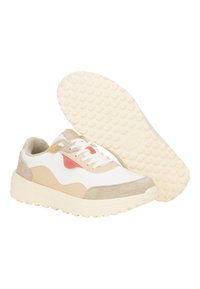 Weiße und beige Sneakers mit strukturiertem Wildleder- und Mesh-Teil, mit einem rosa Akzent, runder gepolsterter Sohle und gemusterter Gummisohle.