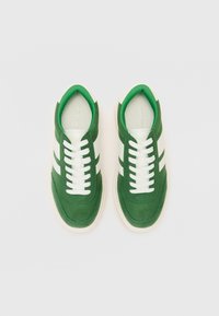 Tenisi verzi din suede cu accente din piele albă, vârf rotund, șireturi albe și talpă din cauciuc. Design minimalist cu dungi contrastante.