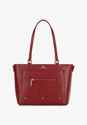 Rode leren totebag met textuur, voorzien van twee hengsels, met een voorkant rits zak en gouden hardware accenten, gelabeld "WITTCHEN" aan de bovenkant.