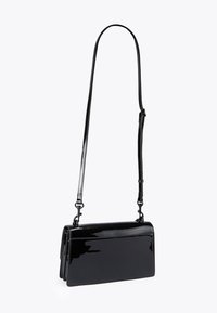 Borsetta a tracolla rettangolare in pelle verniciata nera con lunga tracolla regolabile e dettagli di cucitura minimi.
