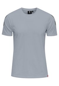 Jasnoszary t-shirt z krótkim rękawem wykonany z miękkiej tkaniny. Zawiera ciemnoszare akcenty na ramionach oraz małe czerwone logo przy krawędzi.