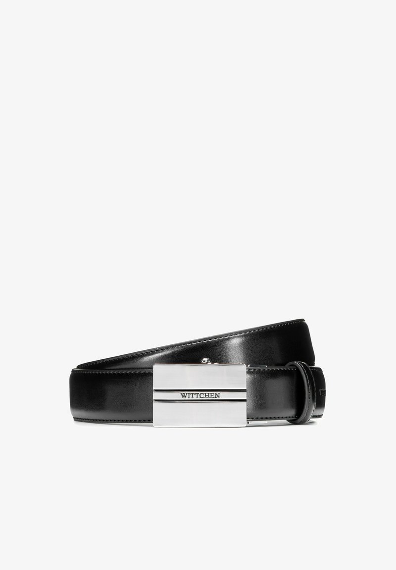 Cintura in pelle nera con una fibbia rettangolare lucida in argento con il nome del marchio "WITTCHEN" inciso e due strisce orizzontali. Texture liscia.
