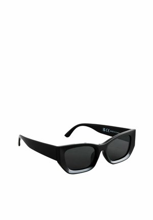 Lunettes de soleil noires avec une monture carrée épaisse ; verres teintés sombres avec un dégradé subtil ; texture lisse avec une marque visible sur la branche.