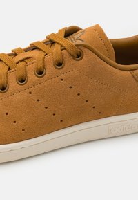 stan smith brun