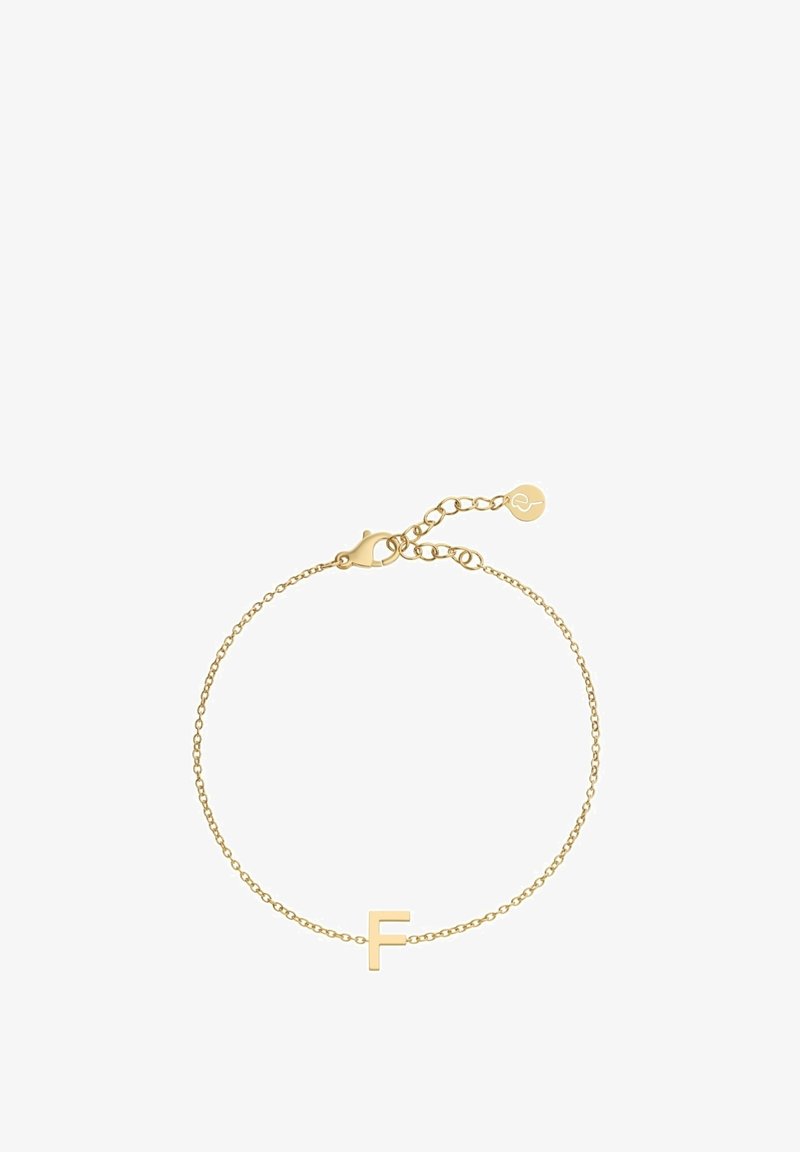 Pulsera de cadena de oro con un charm en forma de letra "F". La cadena es delicada, con un cierre de langosta y longitud ajustable. Acabado de metal suave.