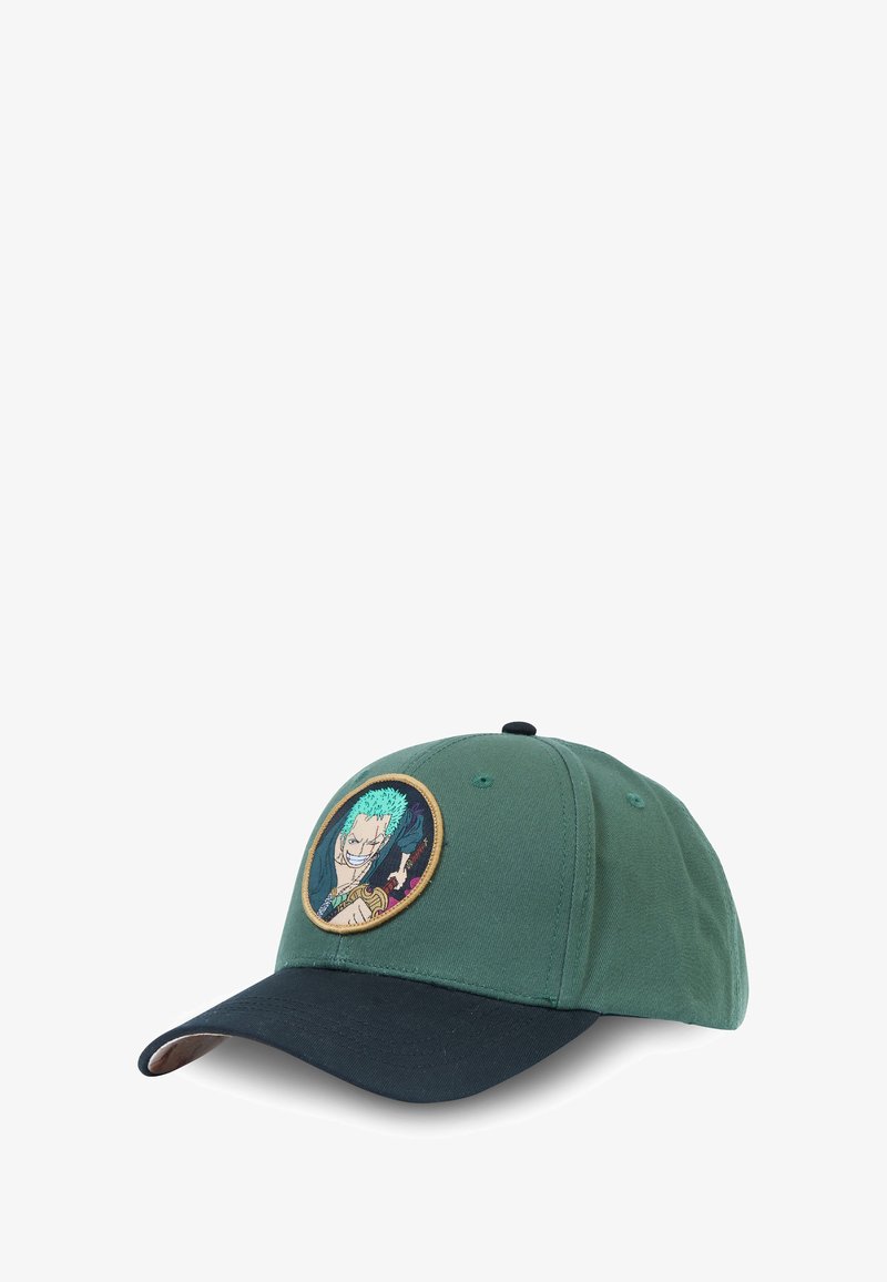 Casquette de baseball verte et noire présentant un patch rond avec un personnage d'anime brandissant une épée et ayant des cheveux cyan.