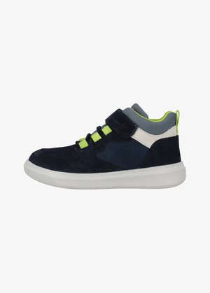 Marineblaue Wildledersneaker im High-Top-Stil mit grauen und limonengrünen Akzenten, ausgestattet mit einem Klettverschluss und einer weißer Gummisohle.